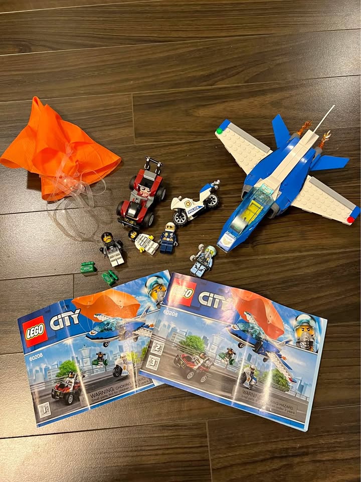 LEGO City Sky Police Parachute Arrest 60208