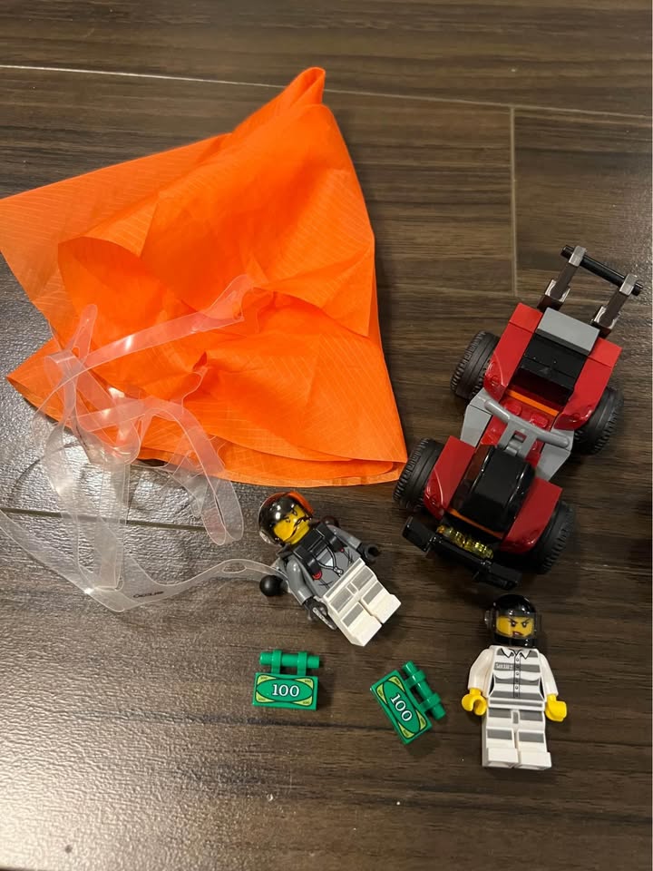 LEGO City Sky Police Parachute Arrest 60208 - photo 3