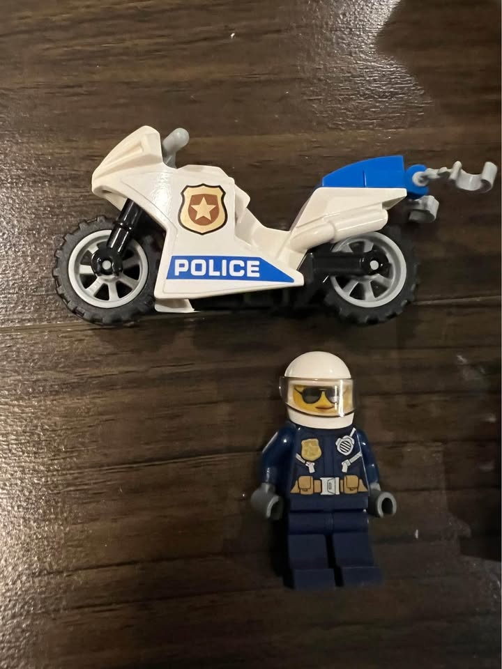 LEGO City Sky Police Parachute Arrest 60208 - photo 4
