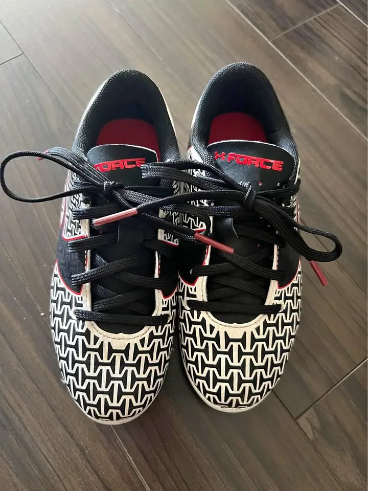 Kid’s Under Armour Soccer Cleats thumbnail