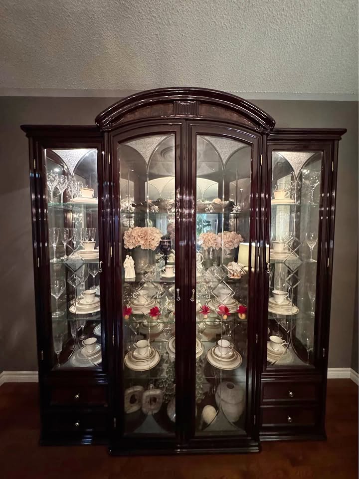 Elegant Italian Solid Wood Display Cabinet Lighting