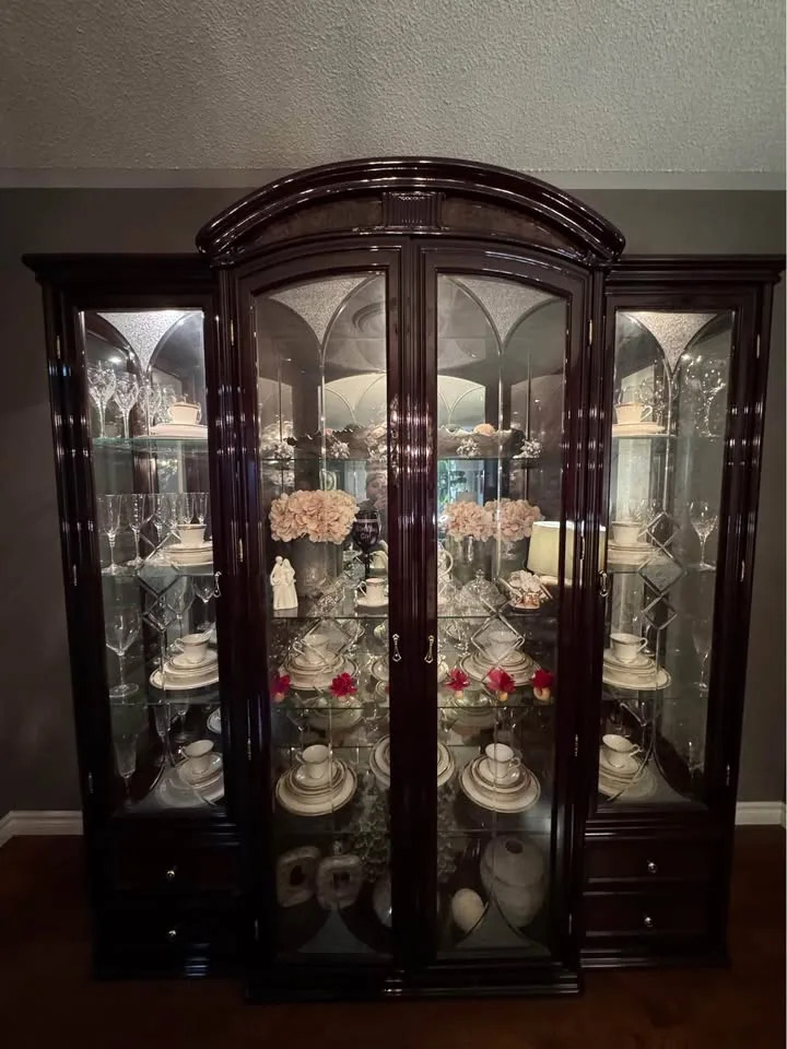 Elegant Italian Solid Wood Display Cabinet Lighting image indicator(2)