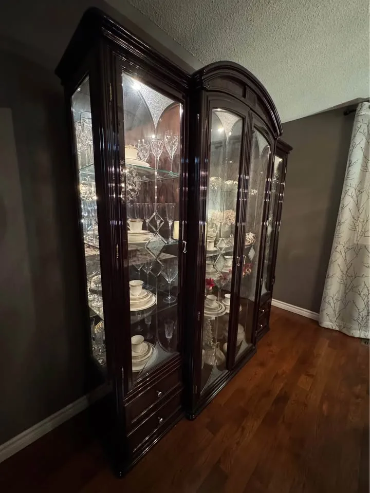 Elegant Italian Solid Wood Display Cabinet Lighting image indicator(3)