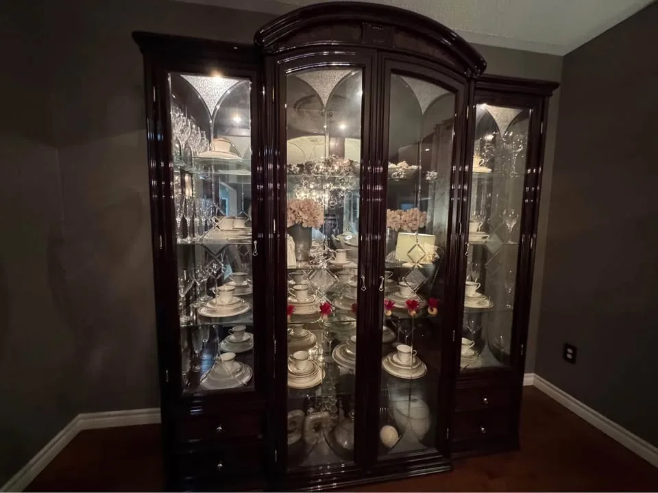 Elegant Italian Solid Wood Display Cabinet Lighting image indicator(4)