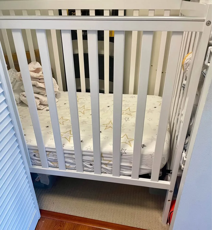 Crib, organic mattress, covers x4, fitted sheets x4 image indicator(3)