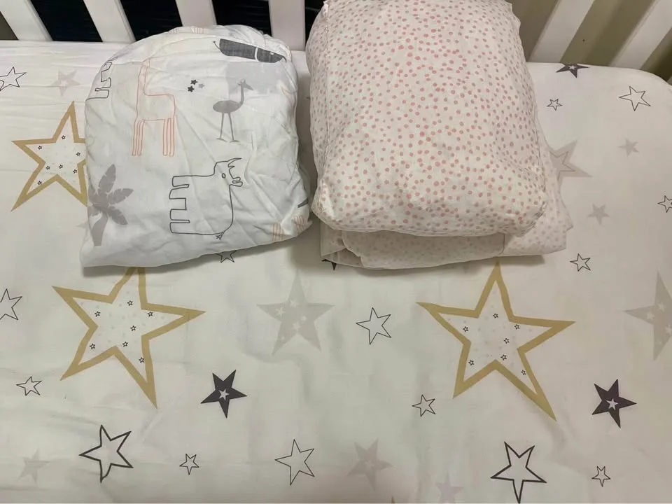 Crib, organic mattress, covers x4, fitted sheets x4 image indicator(4)