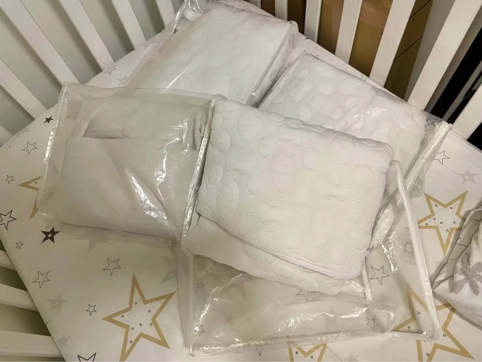 Crib, organic mattress, covers x4, fitted sheets x4 image indicator(5)