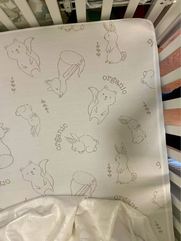 Crib, organic mattress, covers x4, fitted sheets x4 image indicator(7)