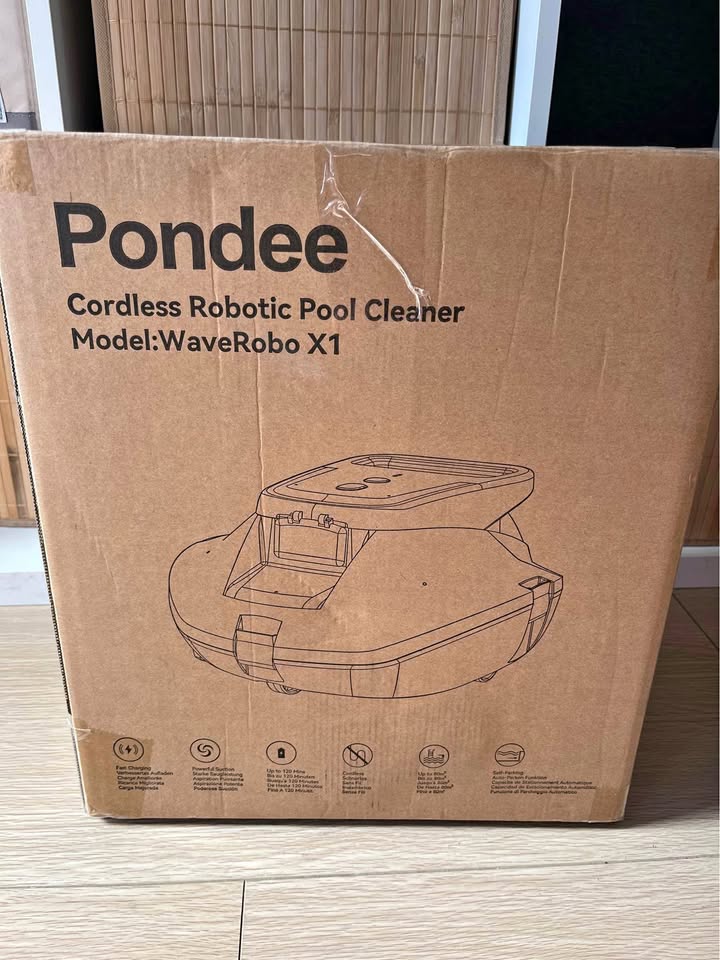Cordless robotic pool cleaner