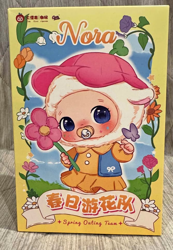 Nora “Spring Outing Team” Plush Blond box