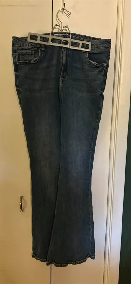 Women’s Gap Jeans image indicator(3)