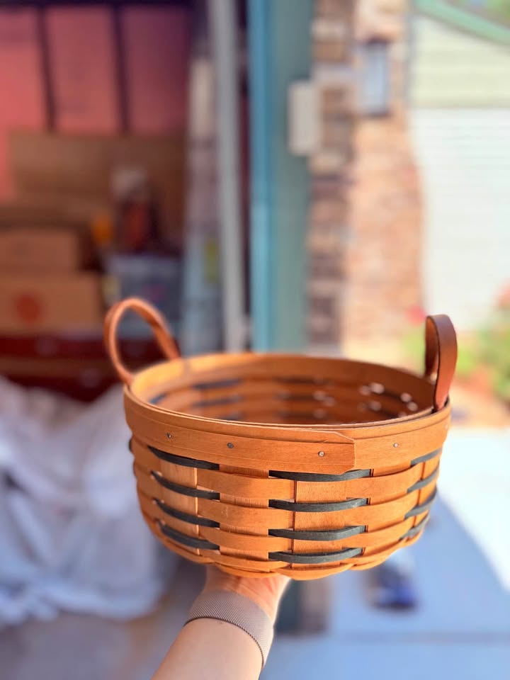 Vintage 2001 Longaberger basket with removable plastic insert