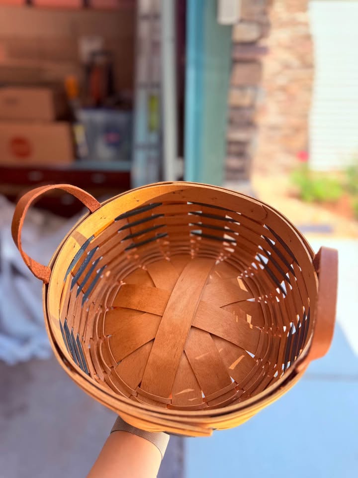 Vintage 2001 Longaberger basket with removable plastic insert - photo 2
