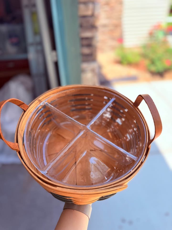 Vintage 2001 Longaberger basket with removable plastic insert - photo 3