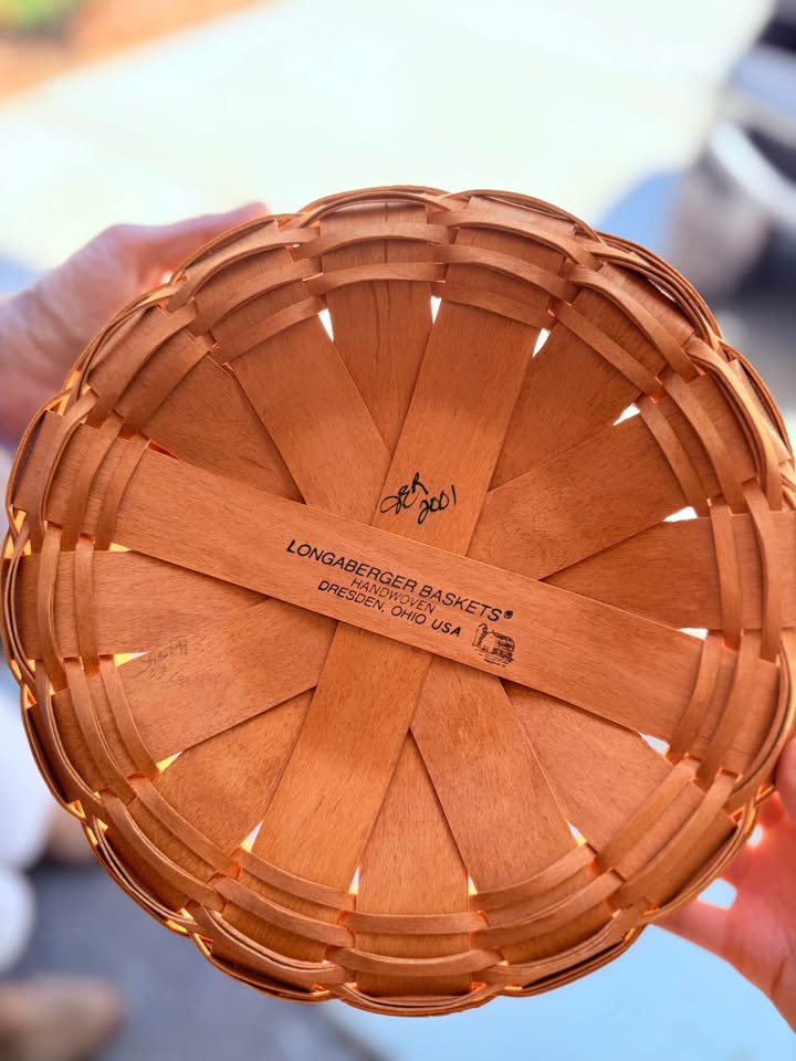 Vintage 2001 Longaberger basket with removable plastic insert - photo 4