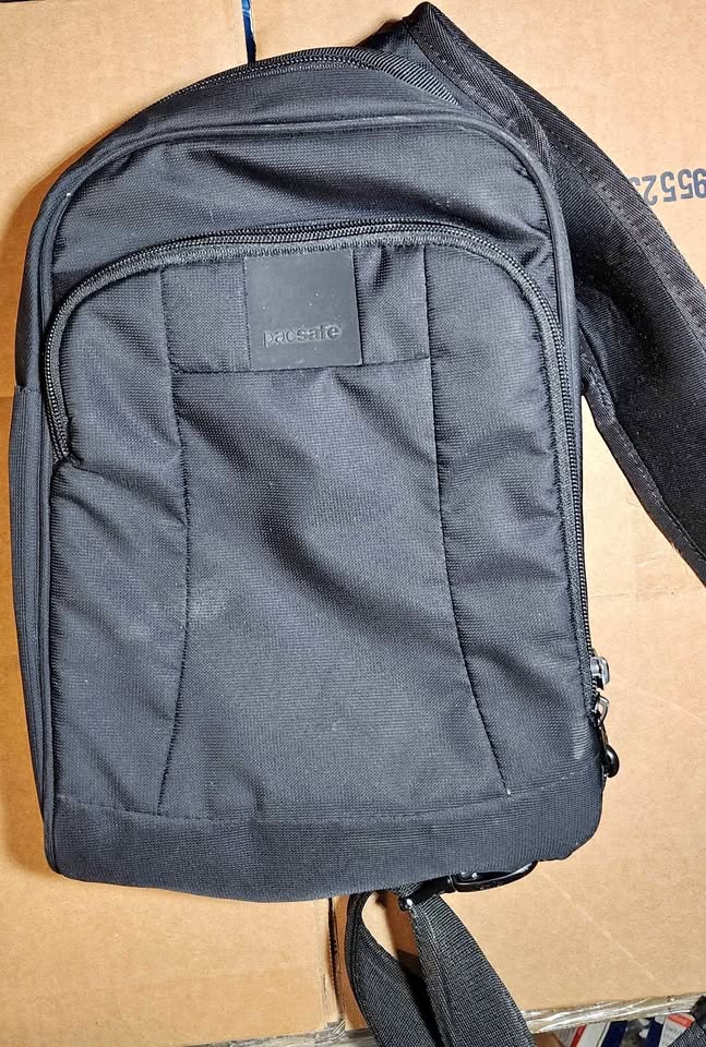 PacSafe Metrosafe LS Series Sling - Excellent Condition