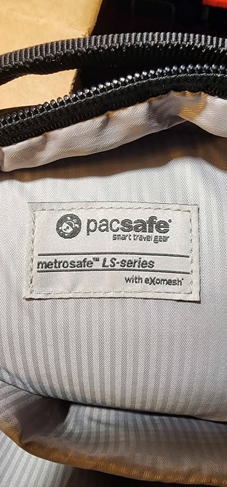 PacSafe Metrosafe LS Series Sling - Excellent Condition - photo 4