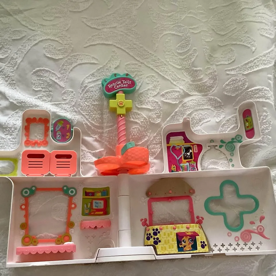 Little Pet Shop Rescue Tails Center and Littlest Pet shop thumbnail
