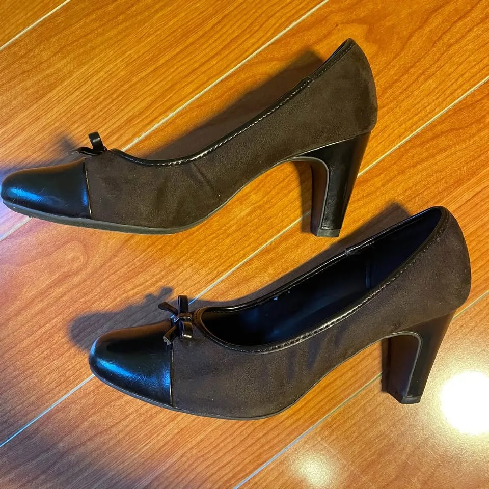 Size8W, Predictions Heels with Bow Accent image indicator(2)