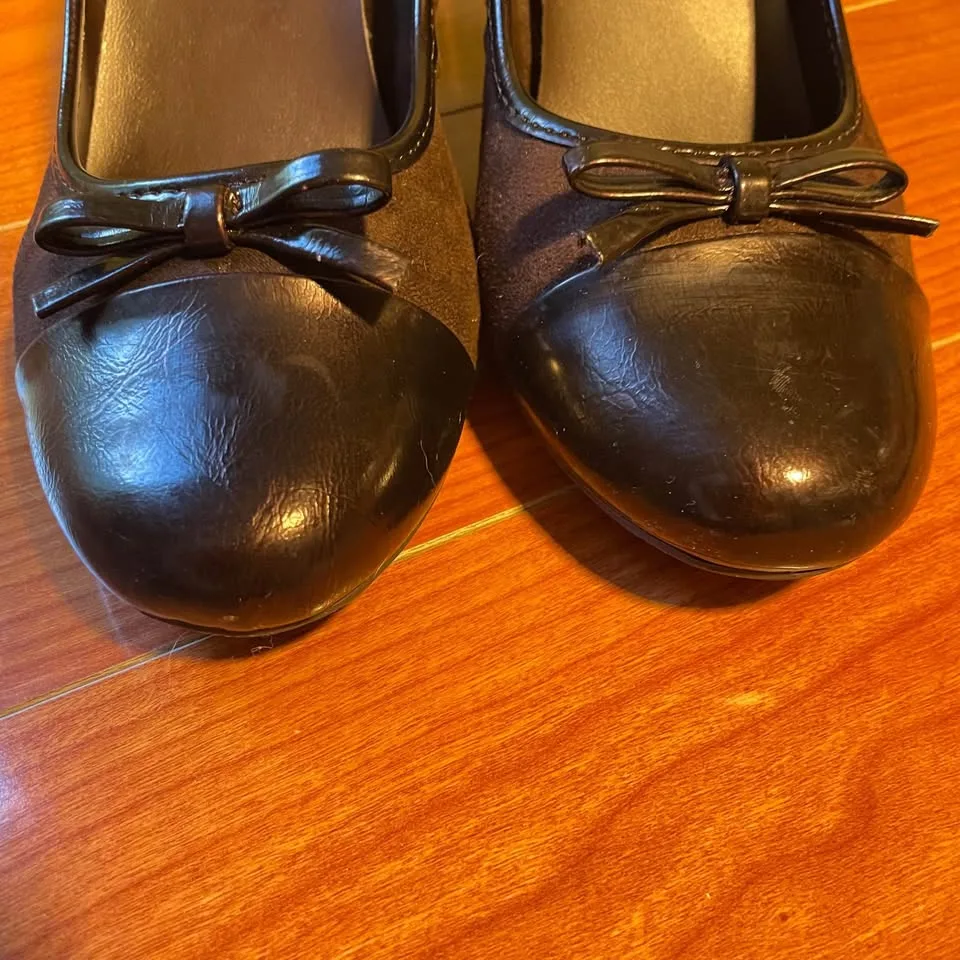 Size8W, Predictions Heels with Bow Accent image indicator(3)