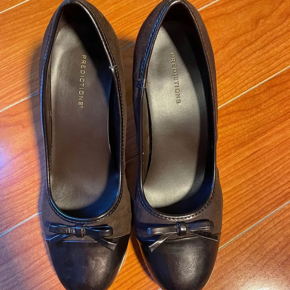 Size8W, Predictions Heels with Bow Accent image indicator(9)