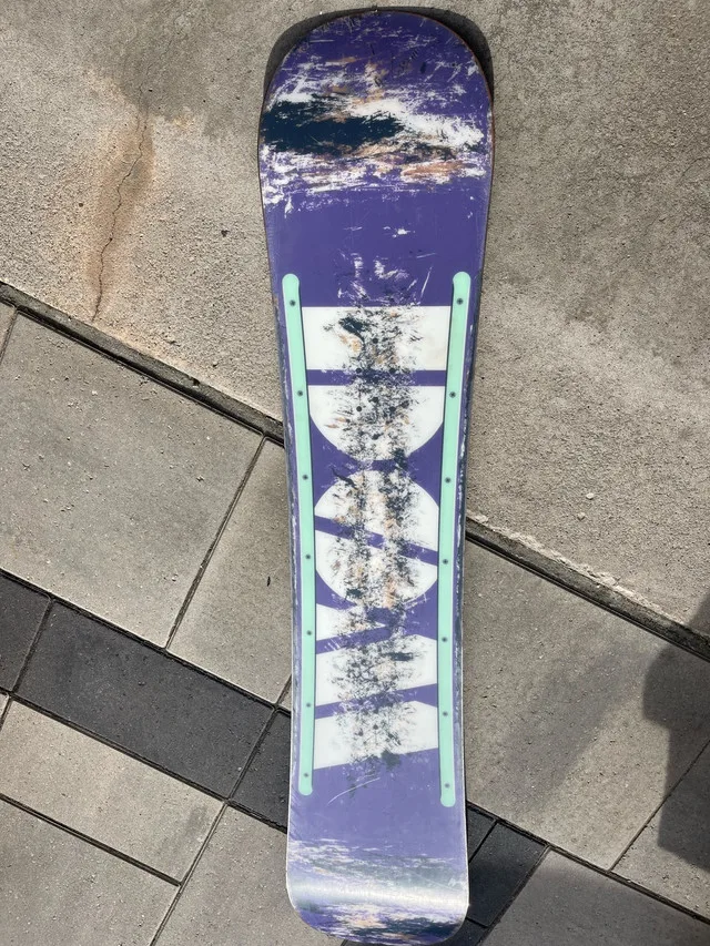 Burton snowboard 135cm without bindings image indicator(2)