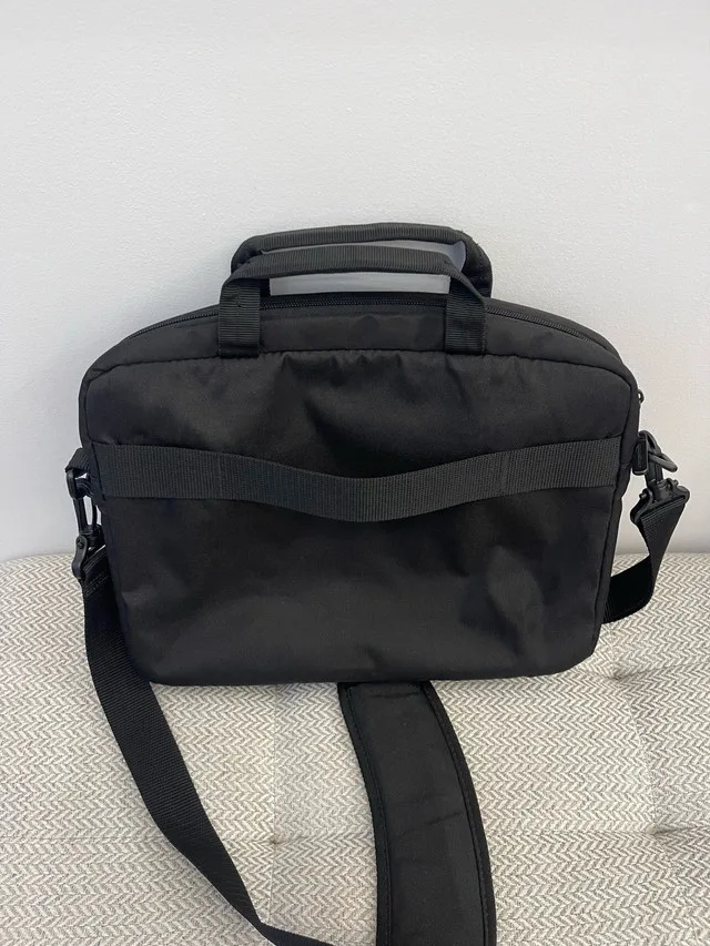 Amazon basics 14” laptop bag black carrying image indicator(2)