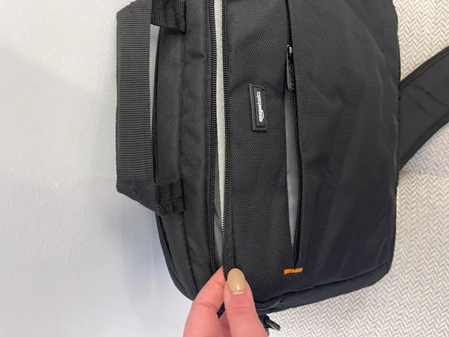 Amazon basics 14” laptop bag black carrying image indicator(4)