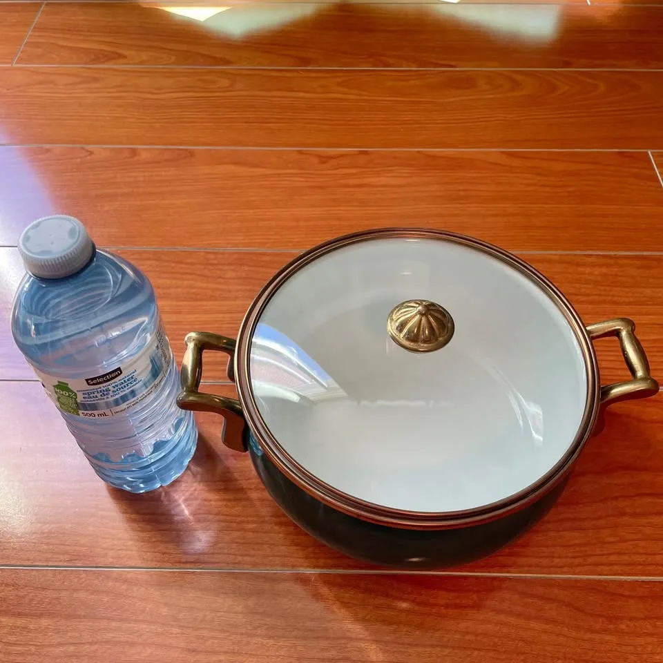 Vintage Enamel 2.5Q Casserole Pot image indicator(10)