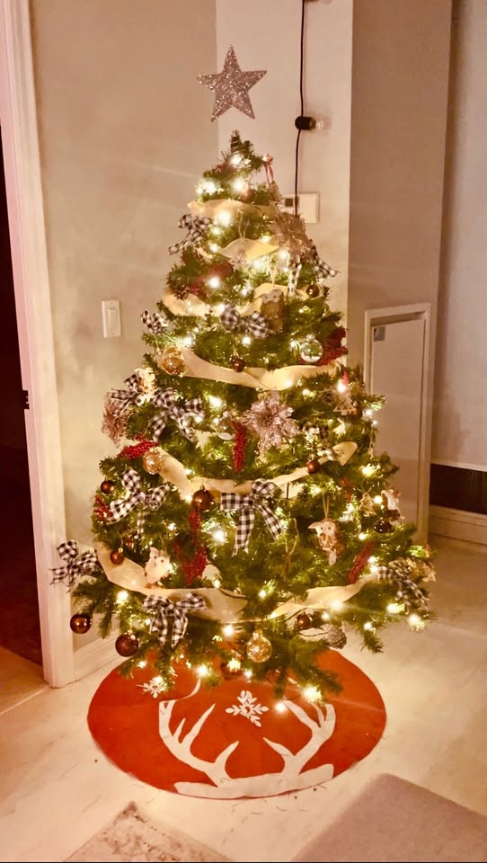 6FT Pre-lit Artificial Christmas Tree with Ornaments