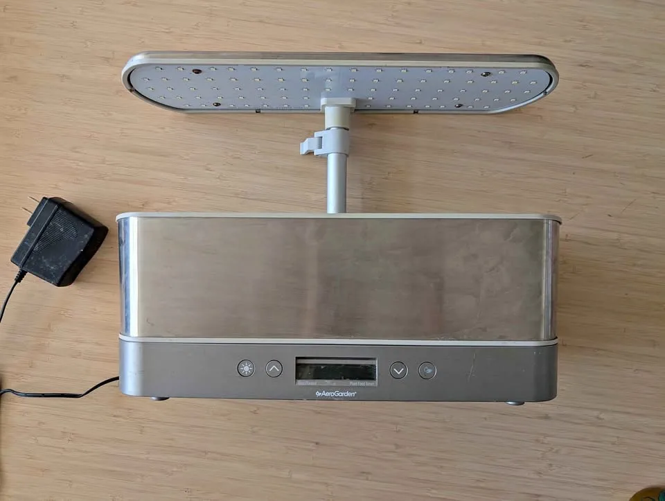 Self watering planter