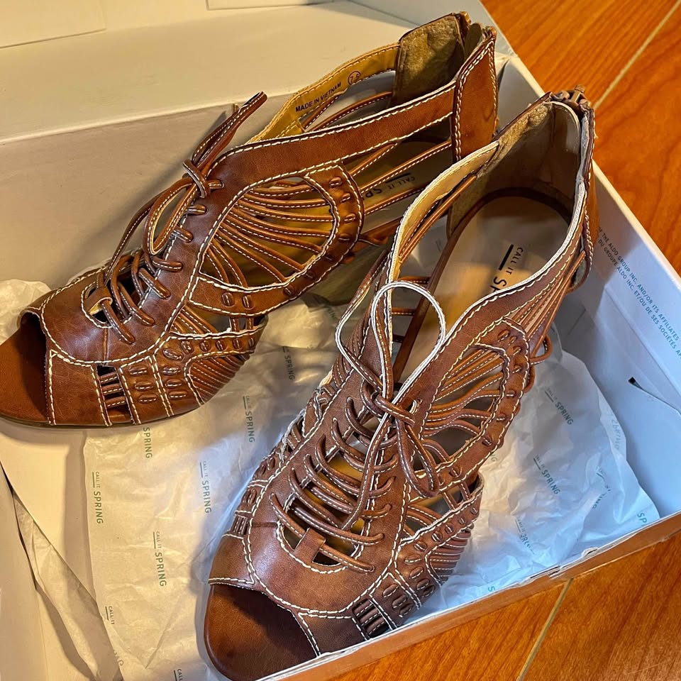 US7.5 Tan Lace-Up Boots Sandals