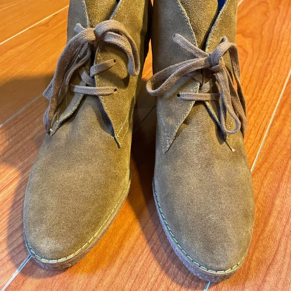 NEW✨GAP US8 Lace Up Suede Ankle Booties image indicator(5)