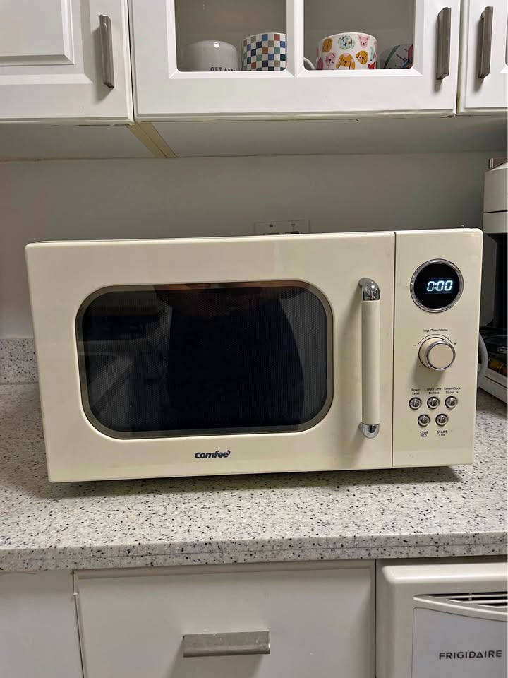Beige Microwave - great for small apt