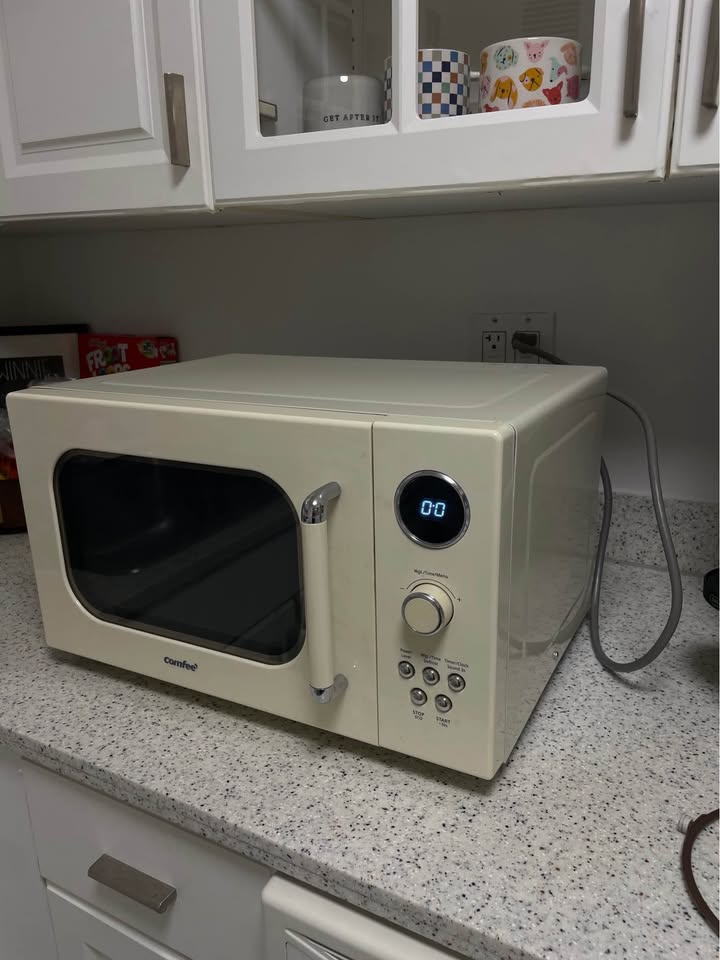Beige Microwave - great for small apt - photo 2