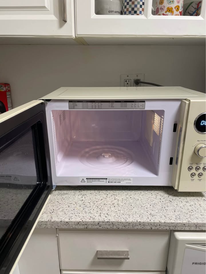 Beige Microwave - great for small apt - photo 3