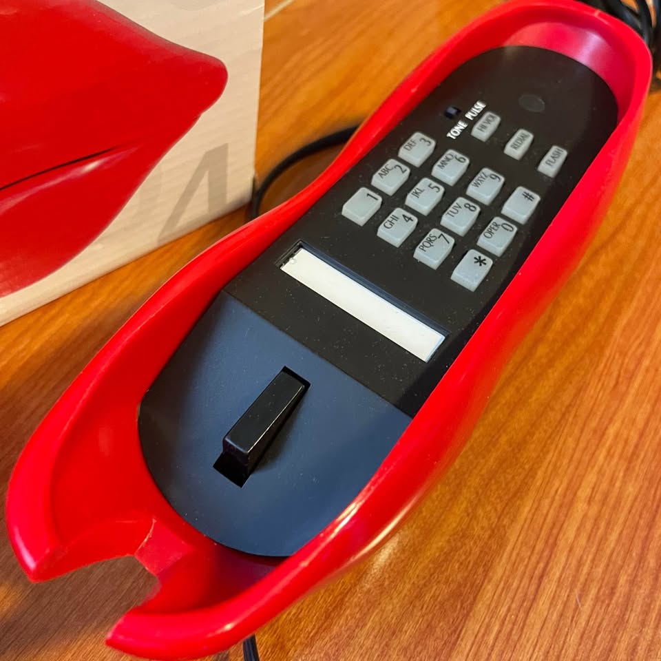 Urban Outfitters Lips Telephone - photo 5