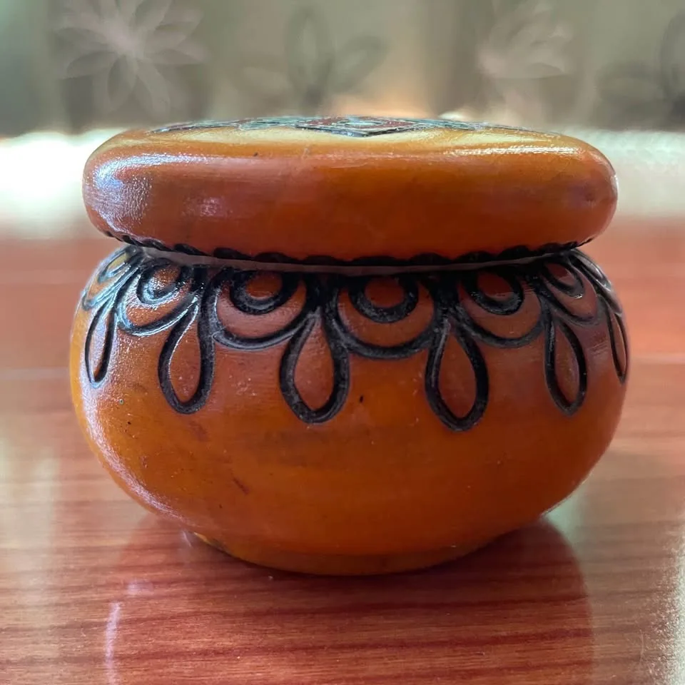 Vintage Hand-Carved Wooden Trinket Box with Leaf Design image indicator(3)