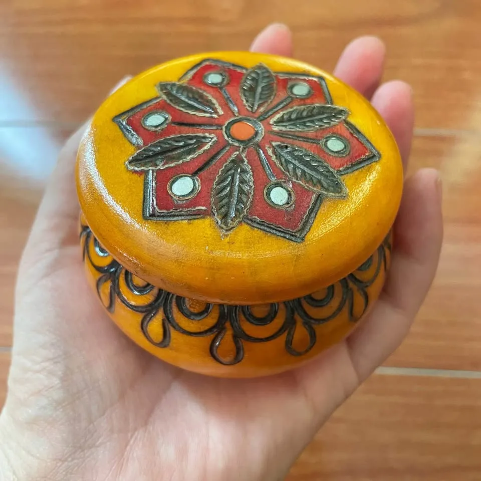 Vintage Hand-Carved Wooden Trinket Box with Leaf Design image indicator(6)