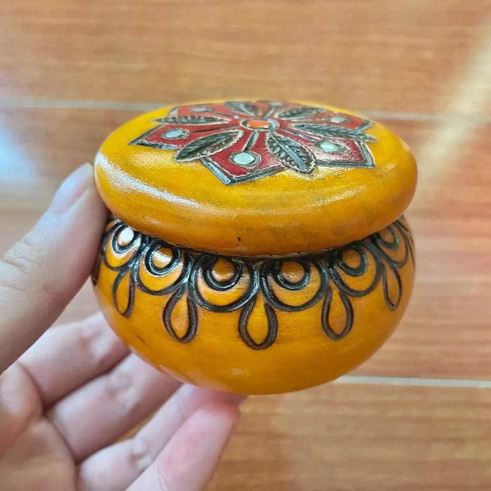 Vintage Hand-Carved Wooden Trinket Box with Leaf Design image indicator(7)