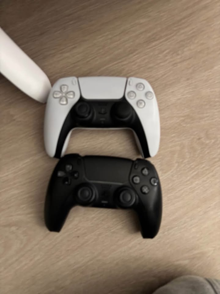 Ps5 Disc Version With Two Controllers - photo 4