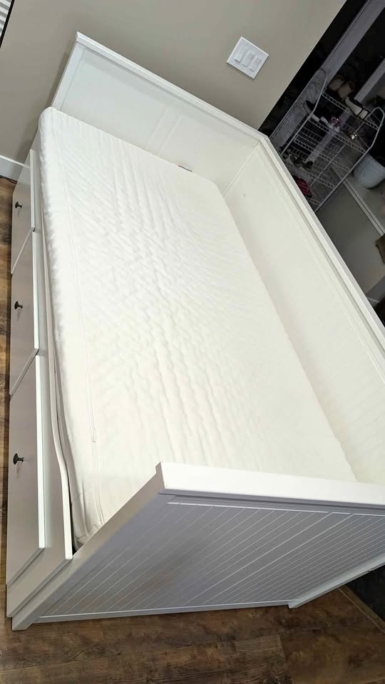 Hemnes Ikea day bed with mattress