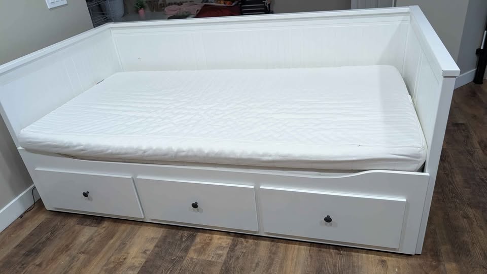 Hemnes Ikea day bed with mattress - photo 2