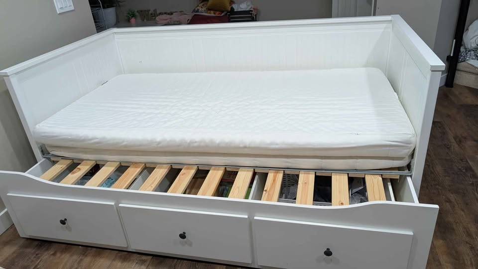 Hemnes Ikea day bed with mattress - photo 3