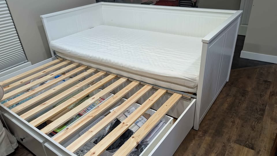 Hemnes Ikea day bed with mattress - photo 4