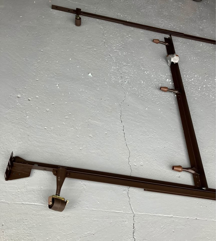 Queen metal bed frame - photo 2