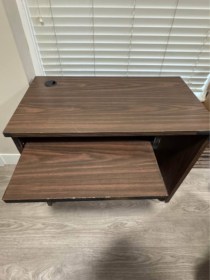 Desk - photo 2