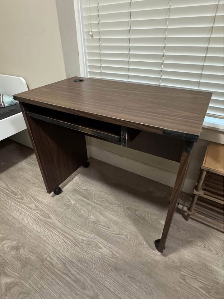 Desk - photo 3