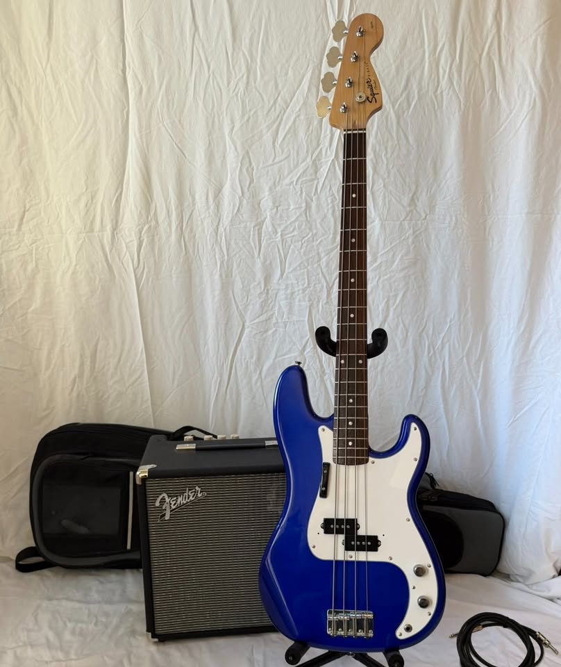 Squier P-Bass with Fender Amp & Goodies - photo 2