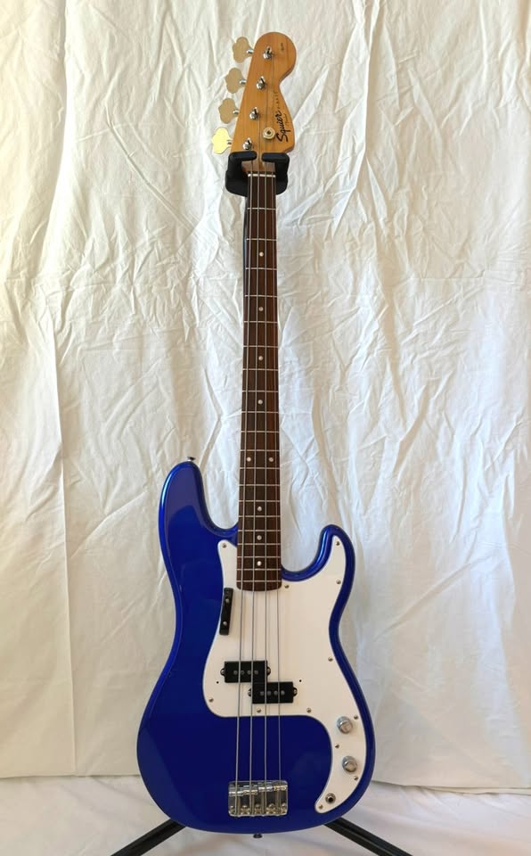 Squier P-Bass with Fender Amp & Goodies - photo 3